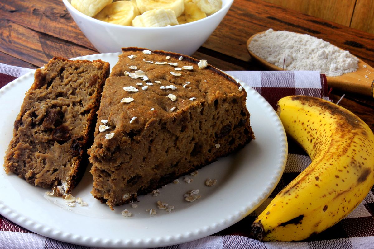 Bolo de banana com aveia fitness: desfrute do sabor saudável 1 Bolo de banana com aveia fitness.