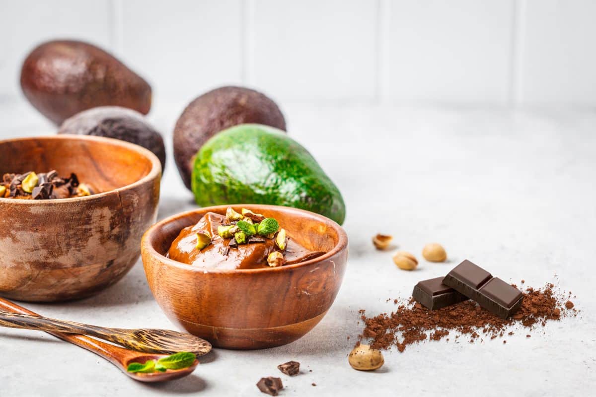 Mousse de abacate com cacau: 4 porções de muito sabor 1 mousse de abacate com cacau.
