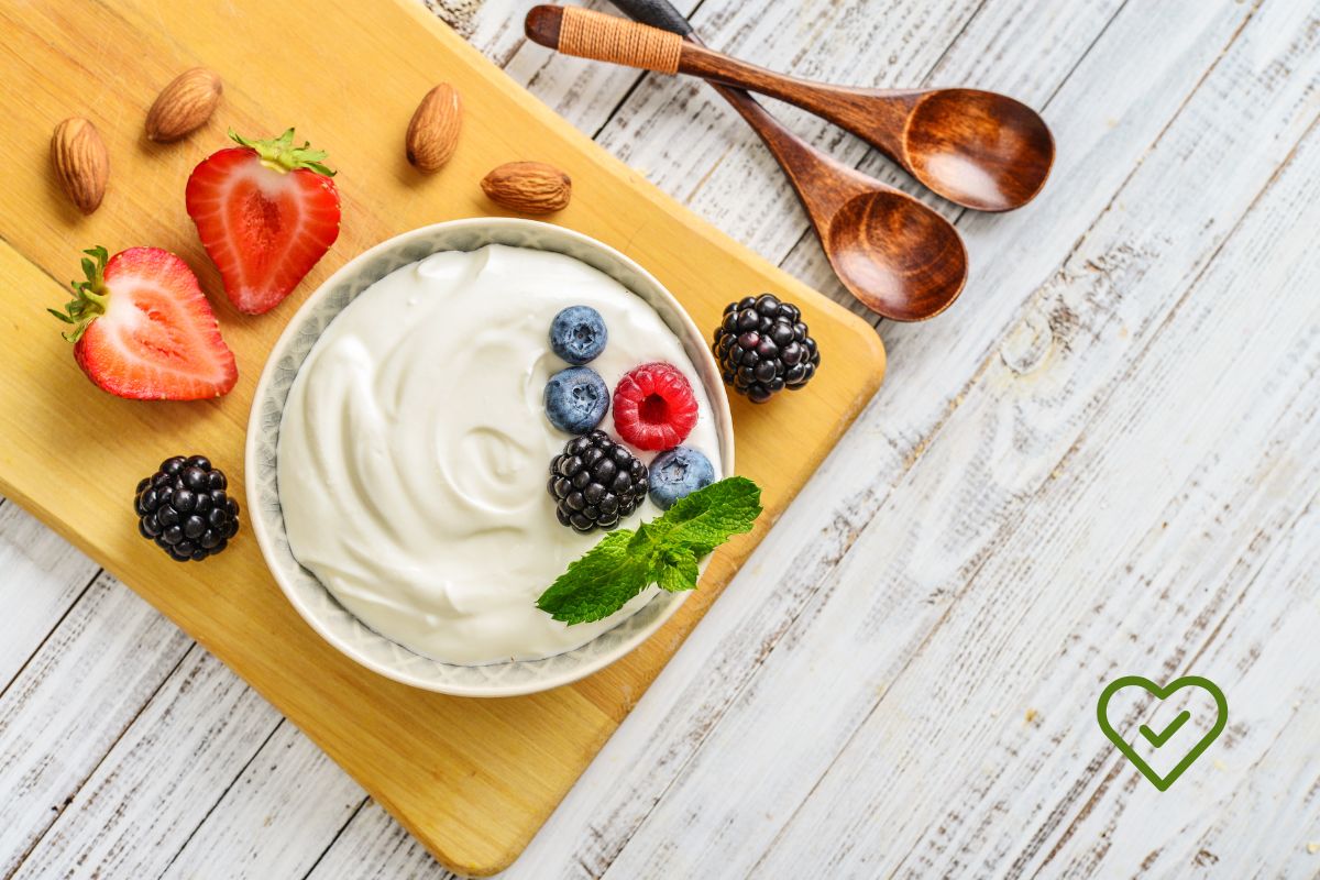 Iogurte grego caseiro: faça 4 porções mais baratas e de melhor qualidade 1 Iogurte grego caseiro.