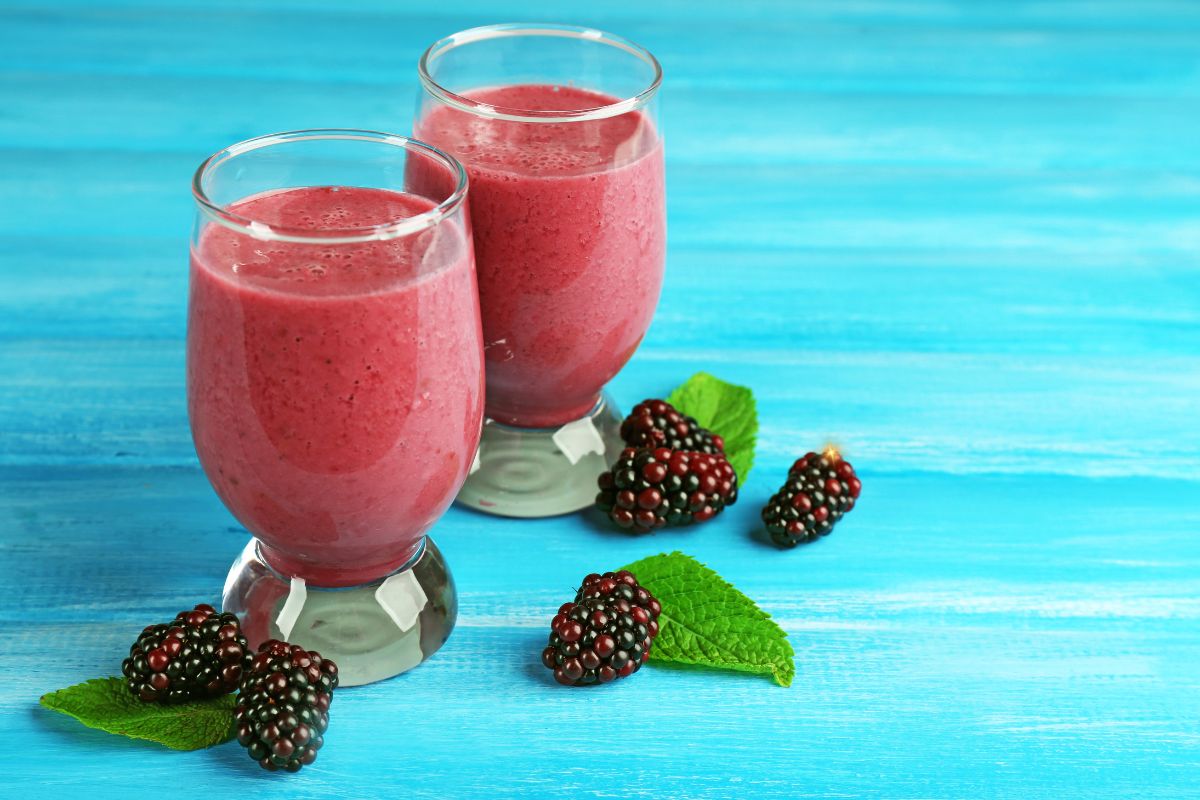 Suco de amora: perfeito para refrescar o calor da menopausa 1 suco de amora.