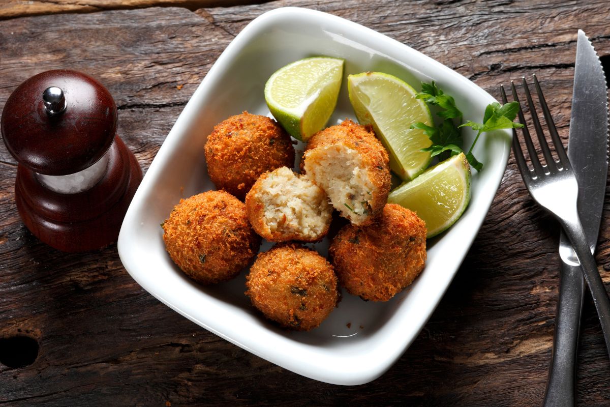 Bolinho de peixe: receita simples para um petisco saudável e cheio de sabor 1 Bolinho de peixe.