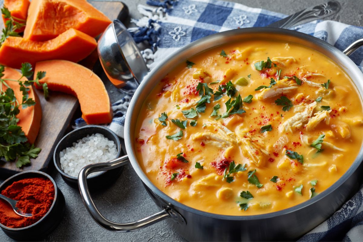 Caldo de abóbora com frango: perfeito para nutrir e saborear 1 caldo de abóbora com frango.