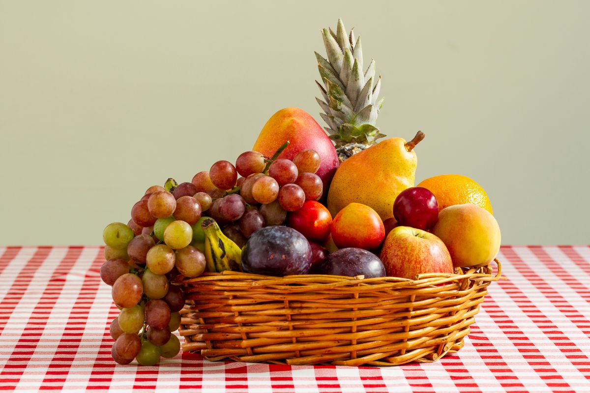 6 frutas que você sempre descascou, mas deveria comer com a casca 1 Fruas com casca.