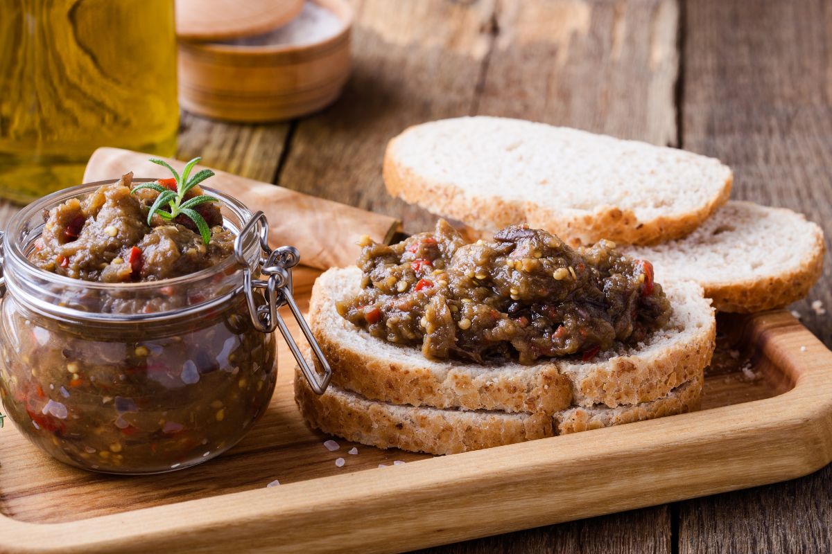 Patê de berinjela: acompanhamento perfeito para um lanche leve e saboroso 1 patê de berinjela.