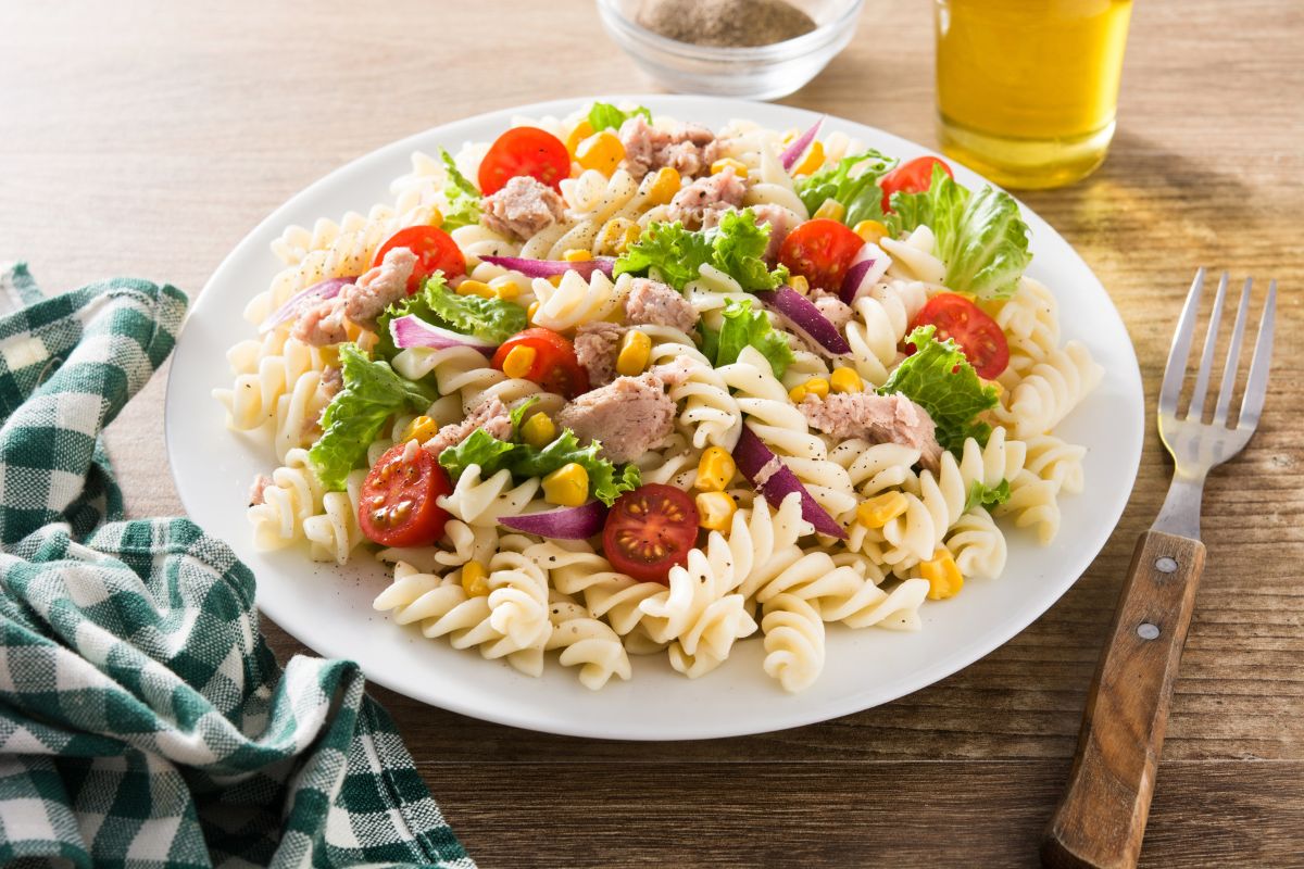 Salada de Macarrão com Atum: uma combinação deliciosa e super saudável 1 salada de macarrão com atum.