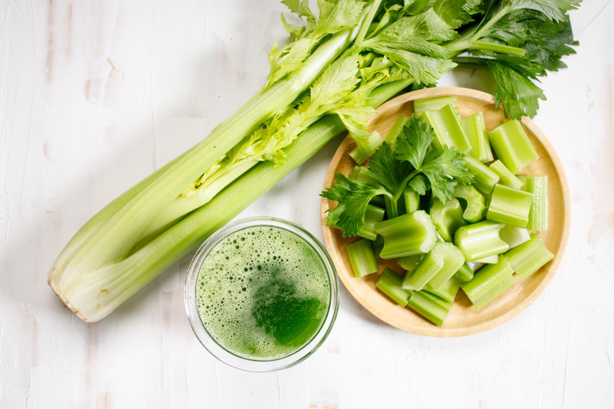 Suco de salsão: bebida perfeita para rejuvenescer a pele e regular o intestino 1 suco de salsão.