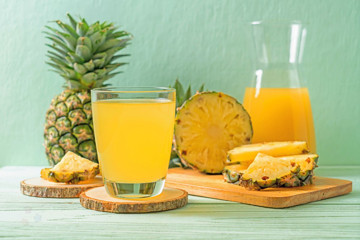 É tempo de abacaxi: a fruta que faz sobremesa, bebida e ainda acompanha carnes 1 abacaxi.