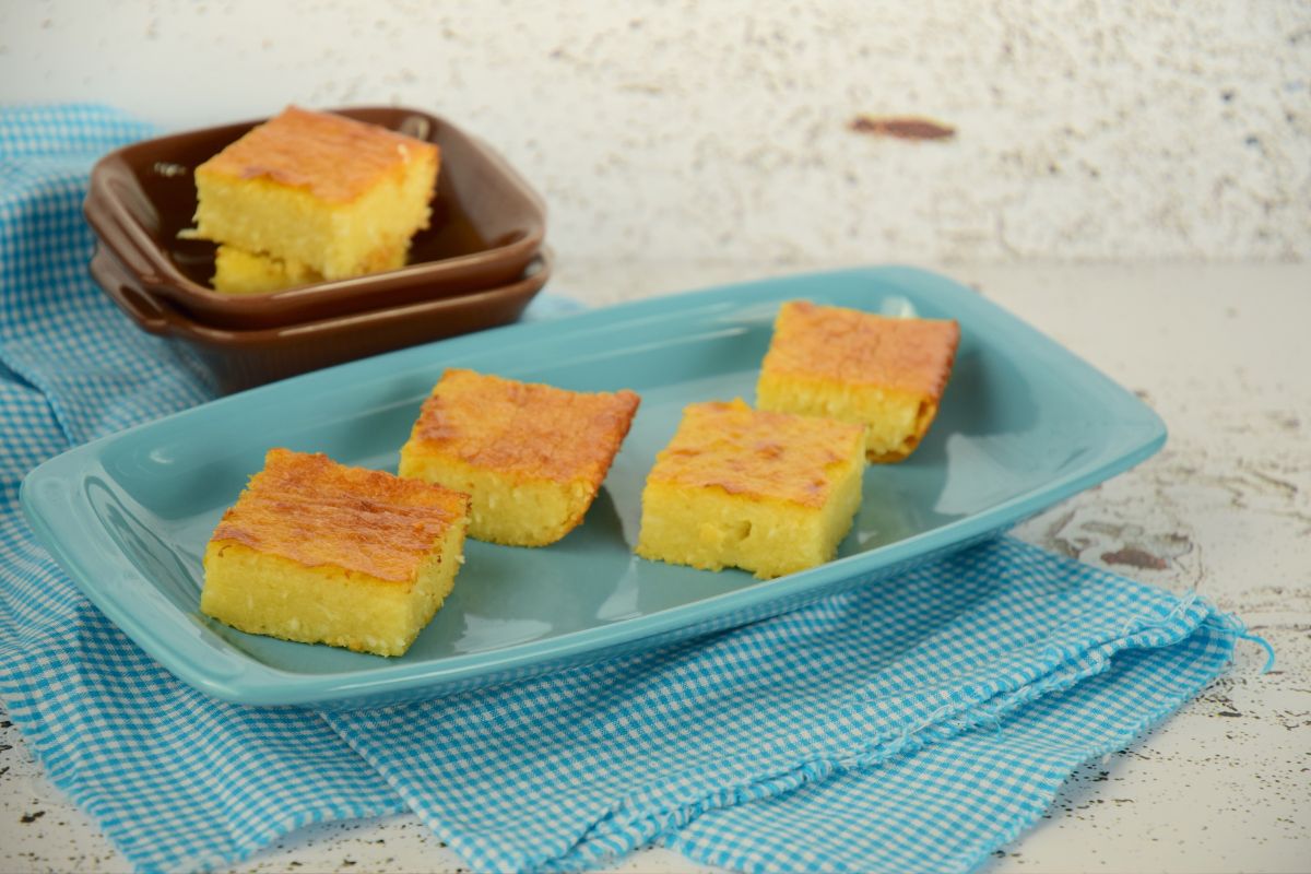 Bolo de mandioca fit: leve, fácil de fazer e prefeito para o lanche da tarde 1 Bolo de mandioca fit.