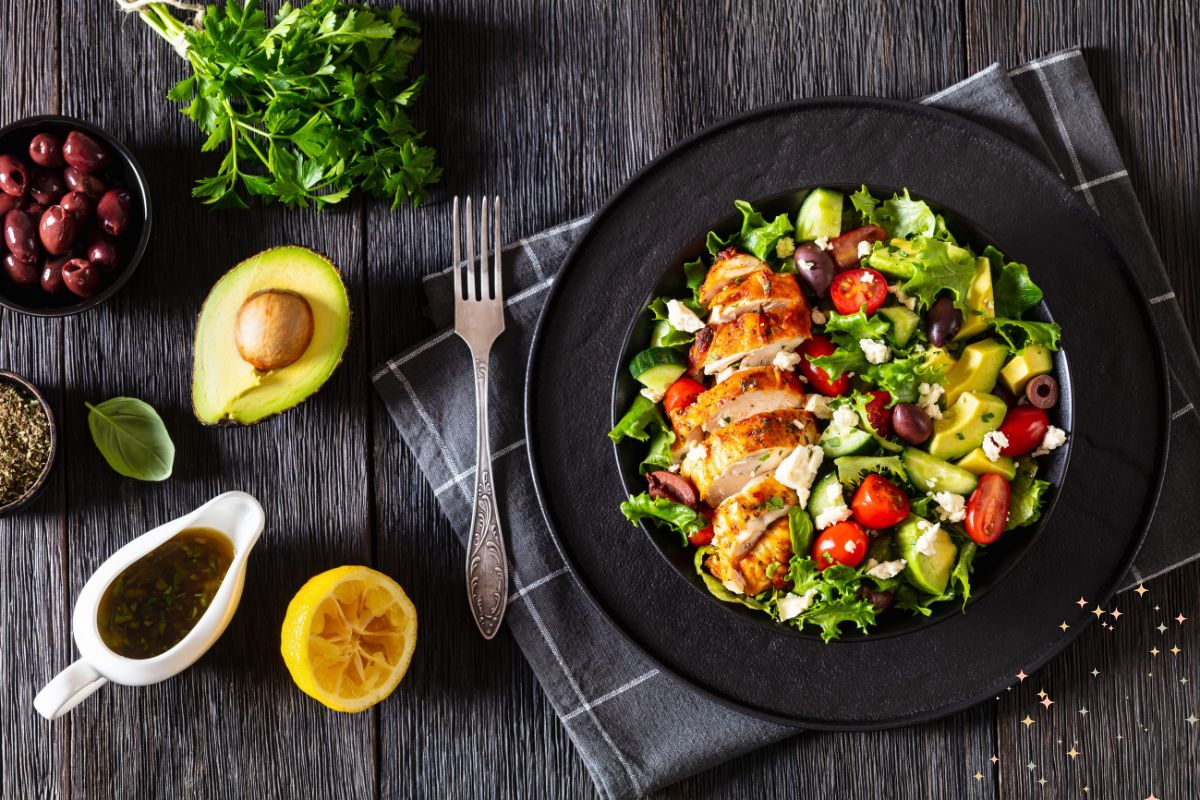 Como variar no preparo do filé de frango com salada no processo de emagrecimento? Veja dicas 1 filé de frango.