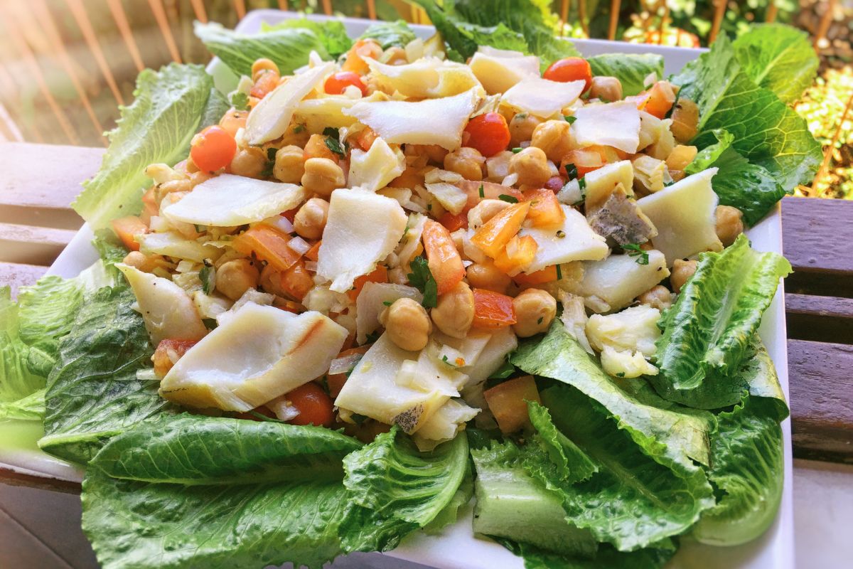 Salada de bacalhau com grão-de-bico: leve, sofisticada e muito saudável 1 salada de bacalhau com grão-de-bico.