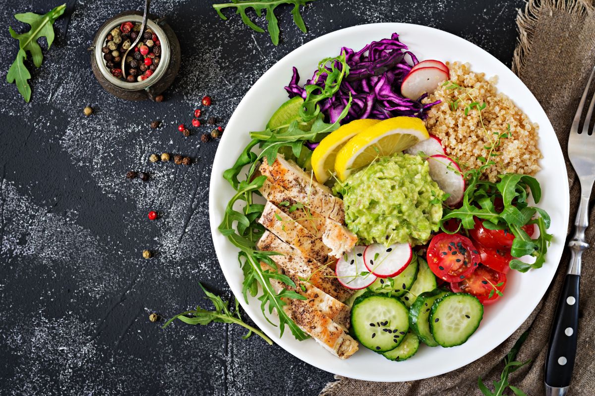 As 5 melhores saladas para deixar prontas na geladeira e evitar fugas da dieta à noite 1 saladas.