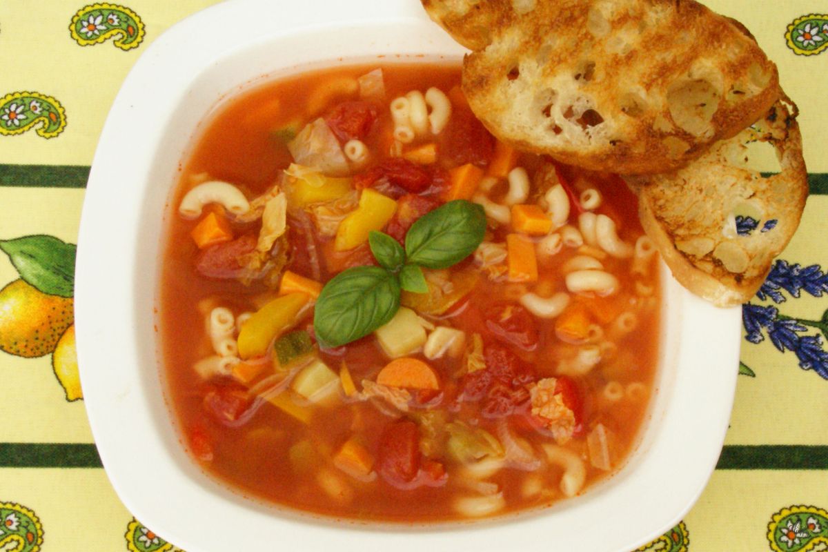 Sopa Minestrone: combinação perfeita de sabor e saúde 1 Sopa minestrone.