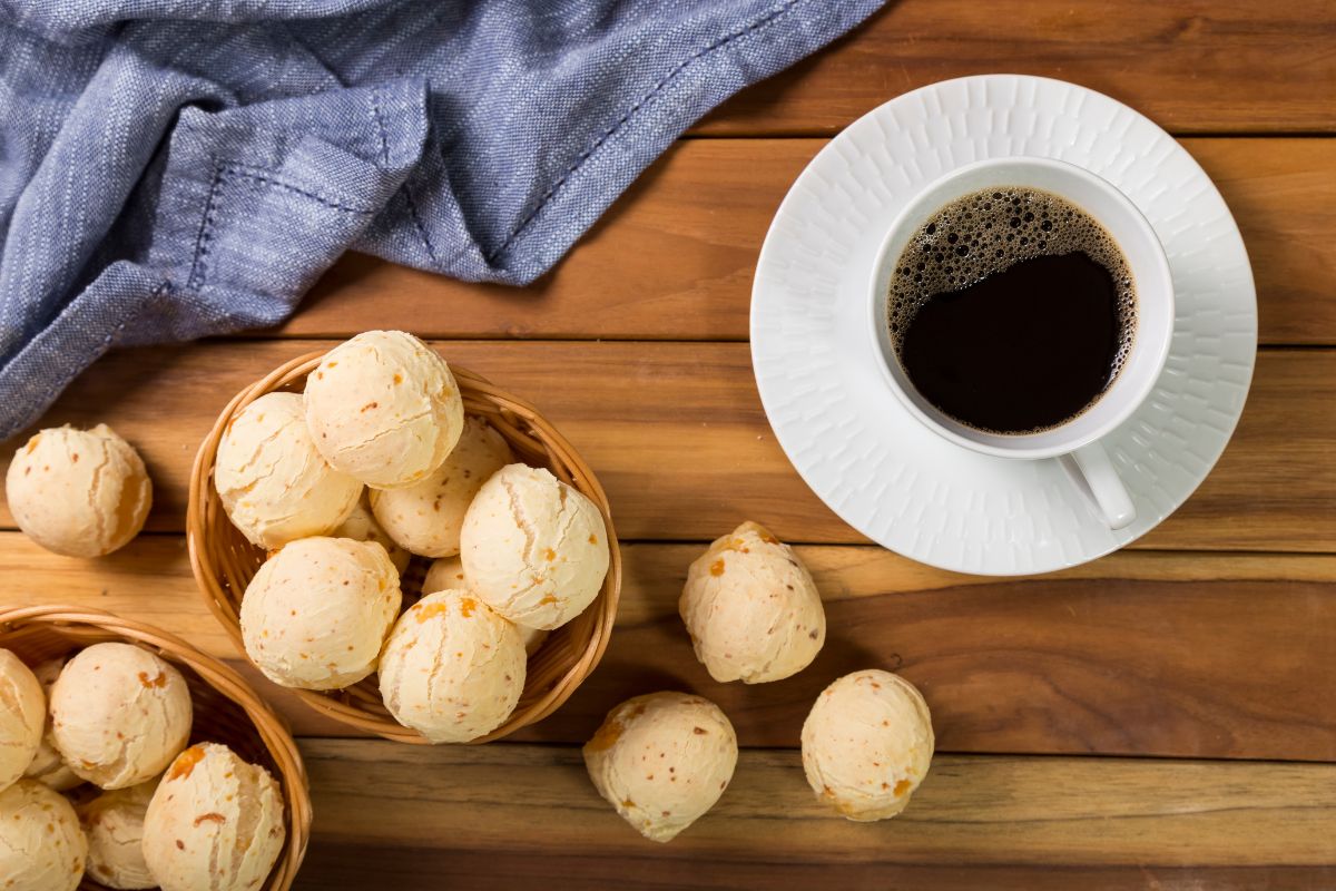 Bolinho de polvilho na airfryer: surpreenda-se com essa quitute delicioso 1 bolinho de polvilho na airfryer.