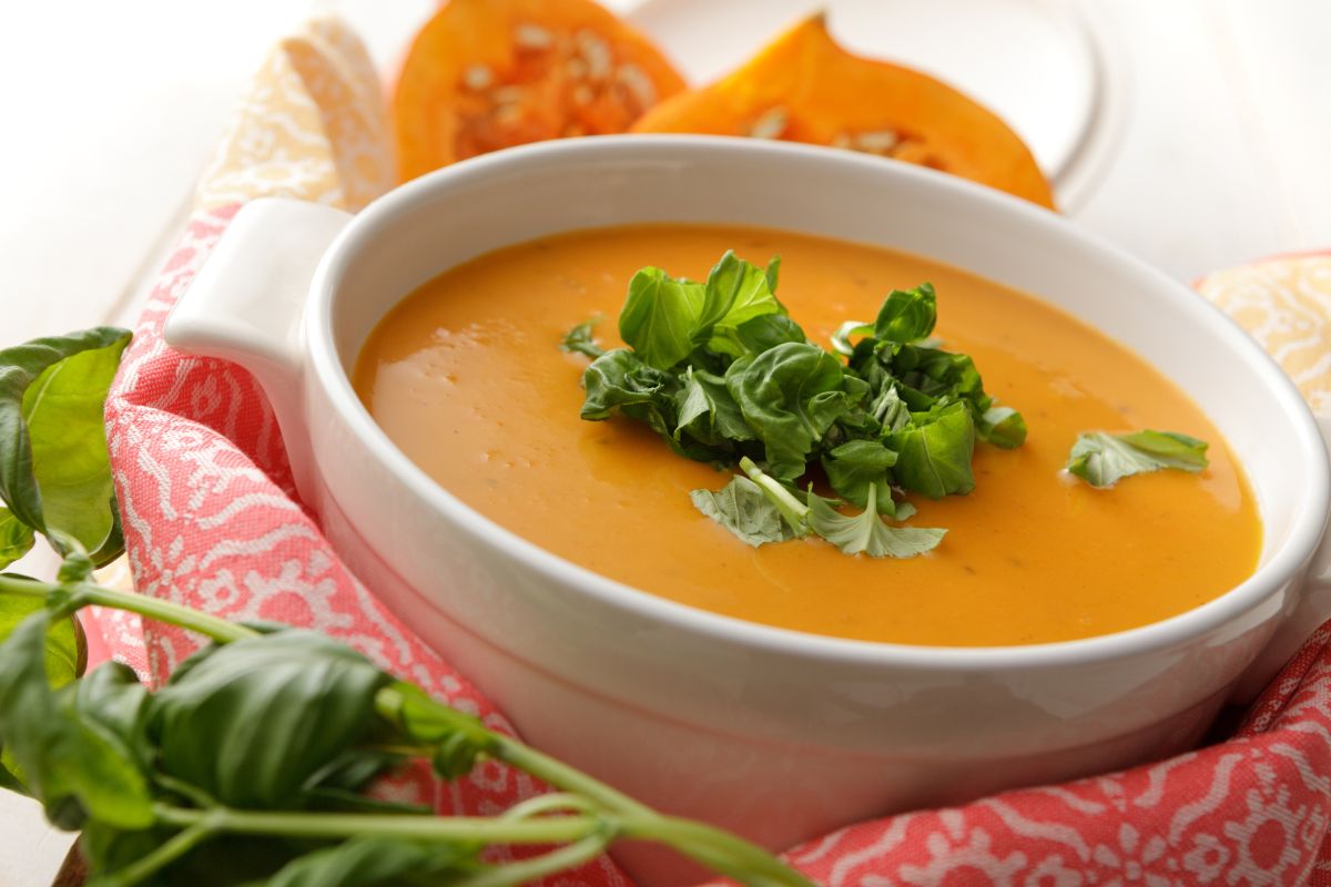 Caldo de abóbora cabotiá com carne moída: prato leve e cheio de sabor 1 caldo de abóbora cabotiã.