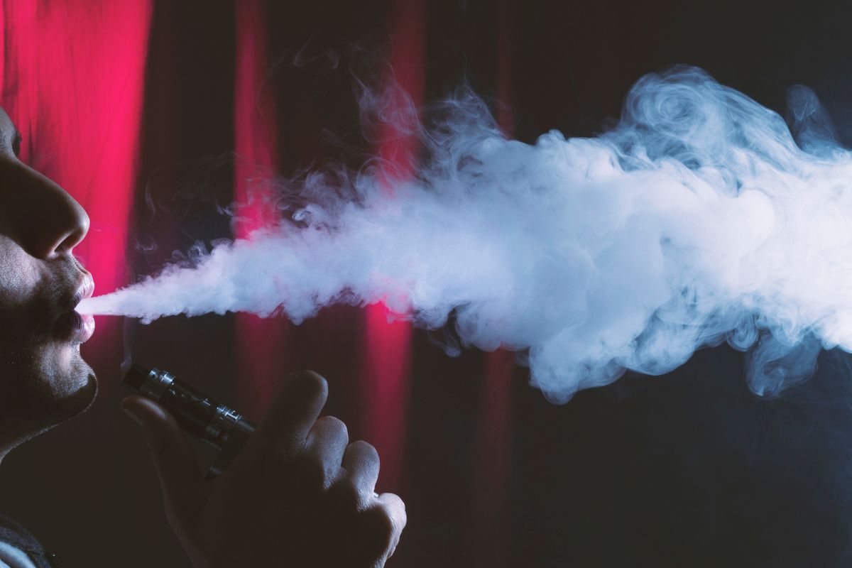 Cigarro eletrônico e saúde bucal: estudo alerta para riscos de cáries e danos aos dentes 1 cigarro eletrônico.