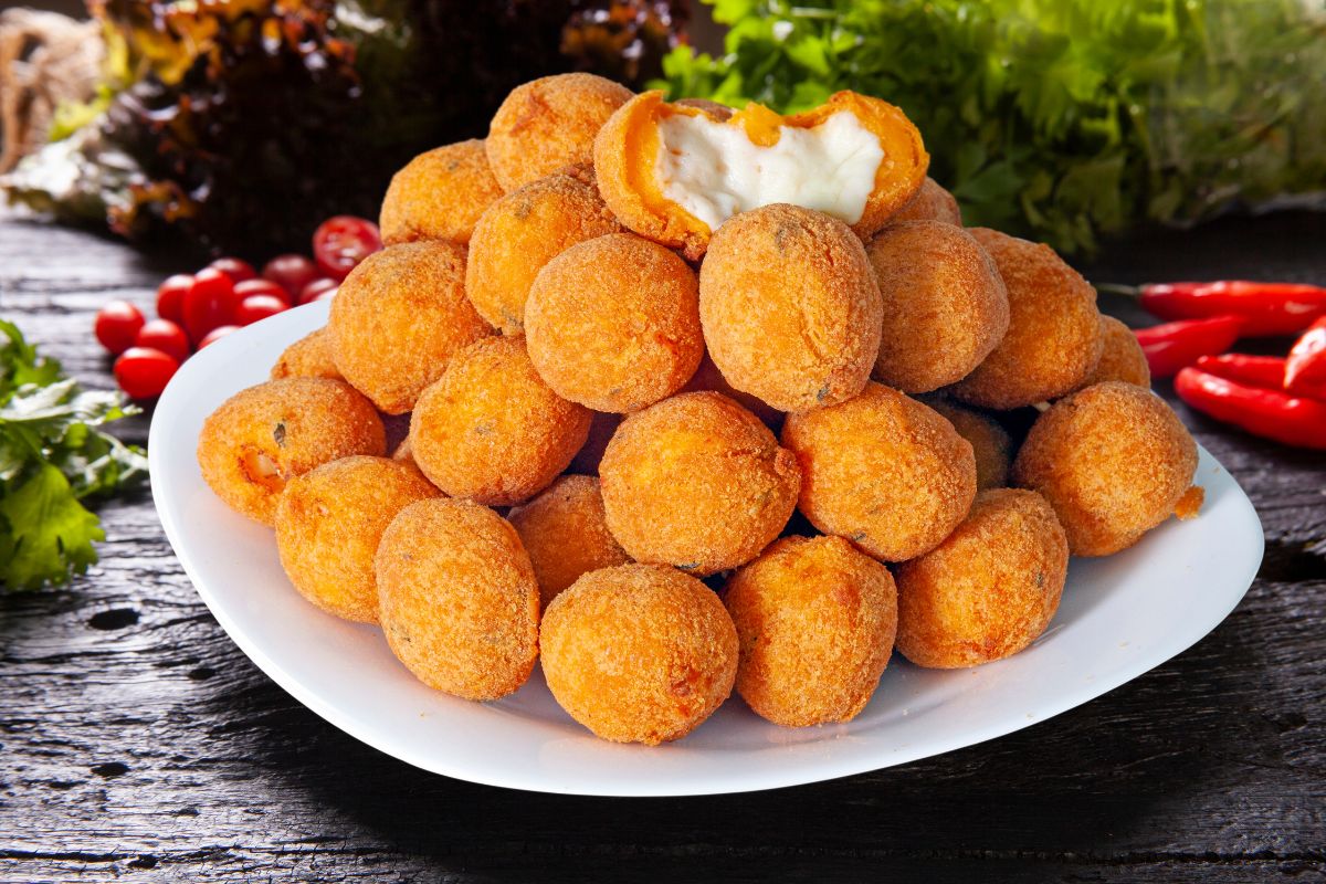 Croquete de batata com queijo: petisco tão gostoso que nem parece saudável 1 Croquete de batata com queijo.
