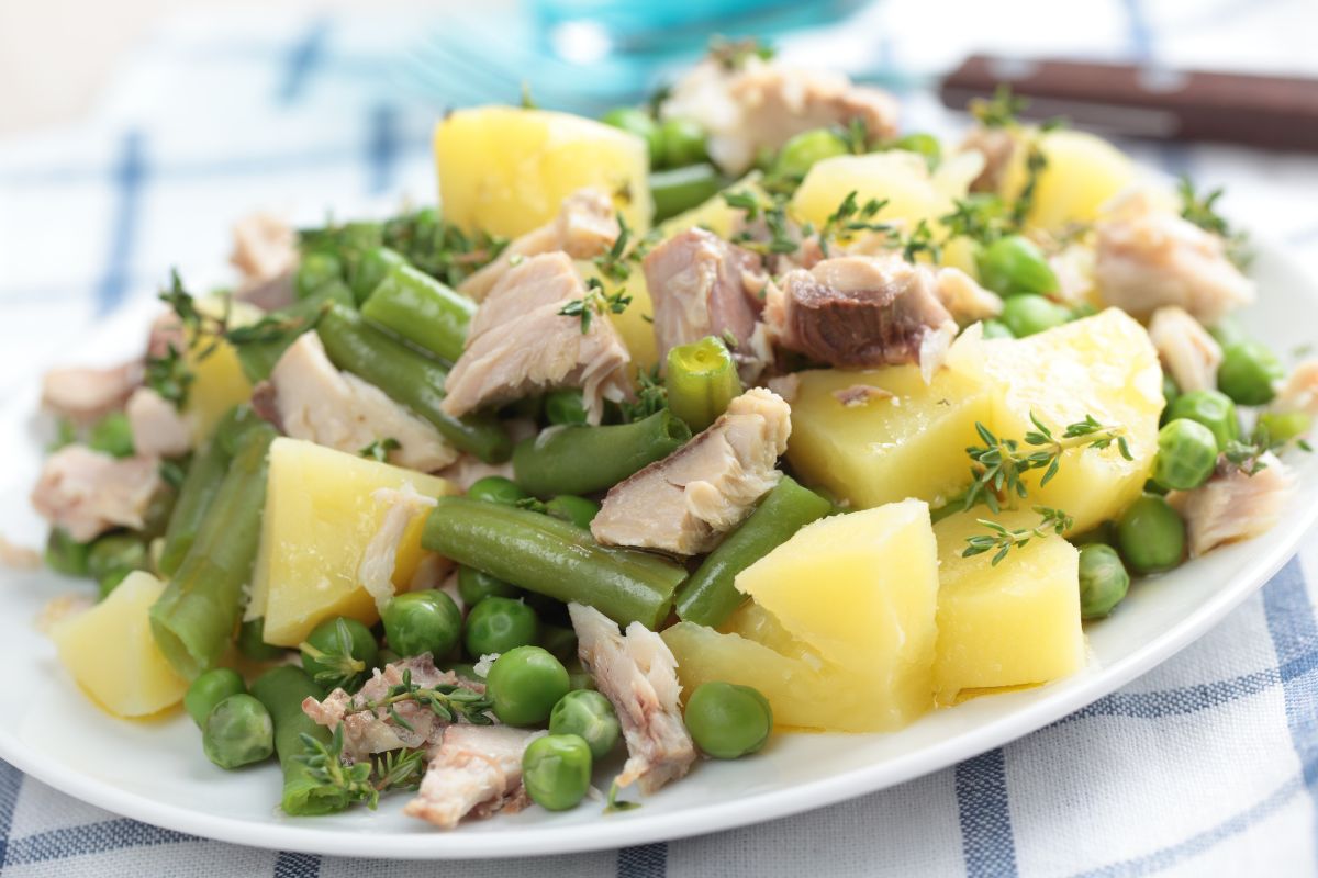 Salada de batata com atum: combinação saudável e deliciosa com sabor de infância 1 salada de batata com atum.