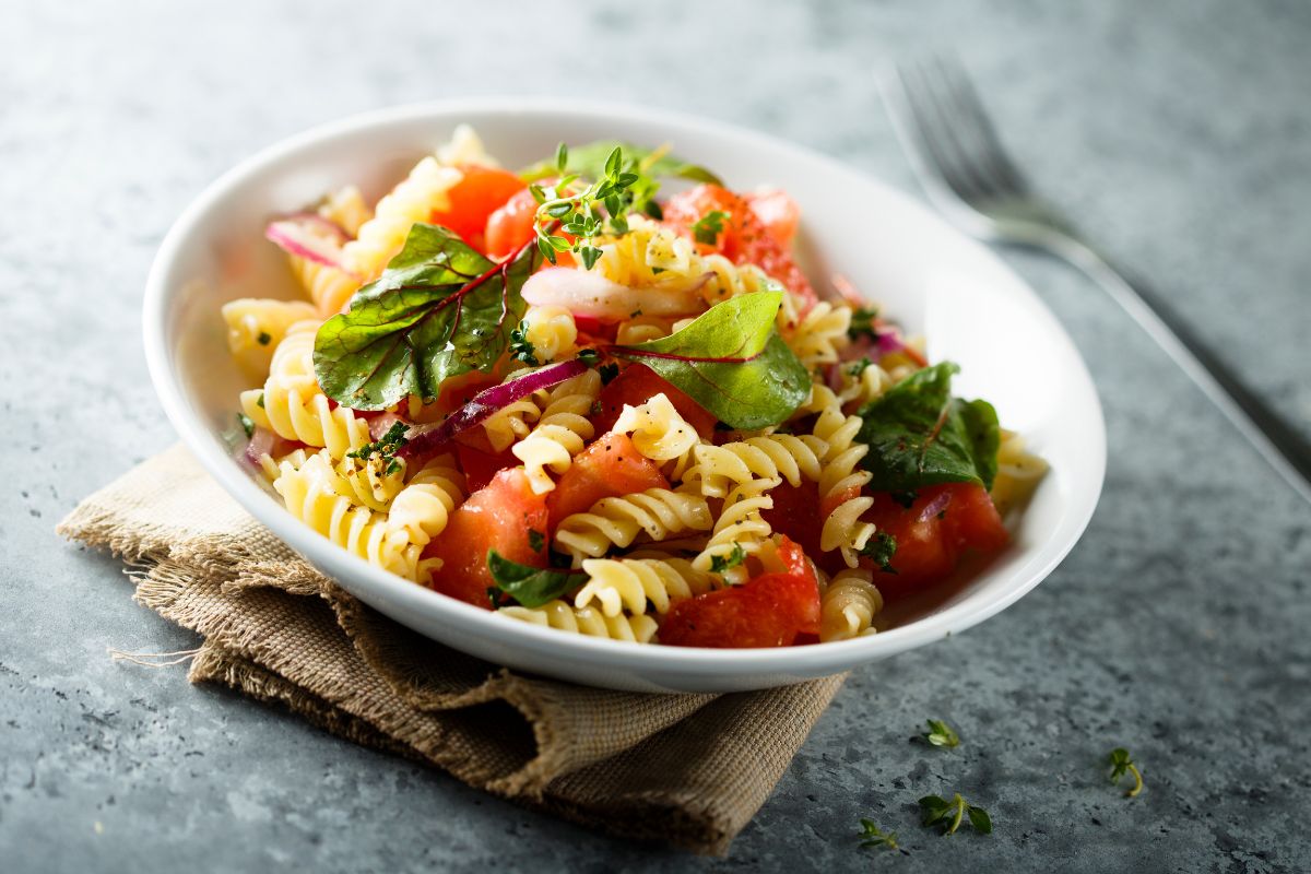 Salada de macarrão fit: combinação perfeita de sabores sem interferir na sua dieta 1 salada de macarrão fit.