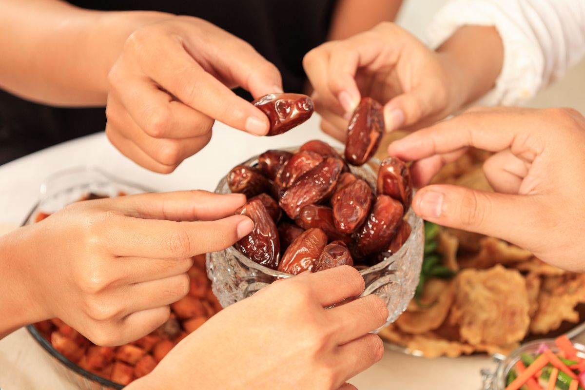 Quais são os benefícios da tâmara? 10 razões para ela ser a sua farmácia natural favorita 1 benefícios da tâmara.