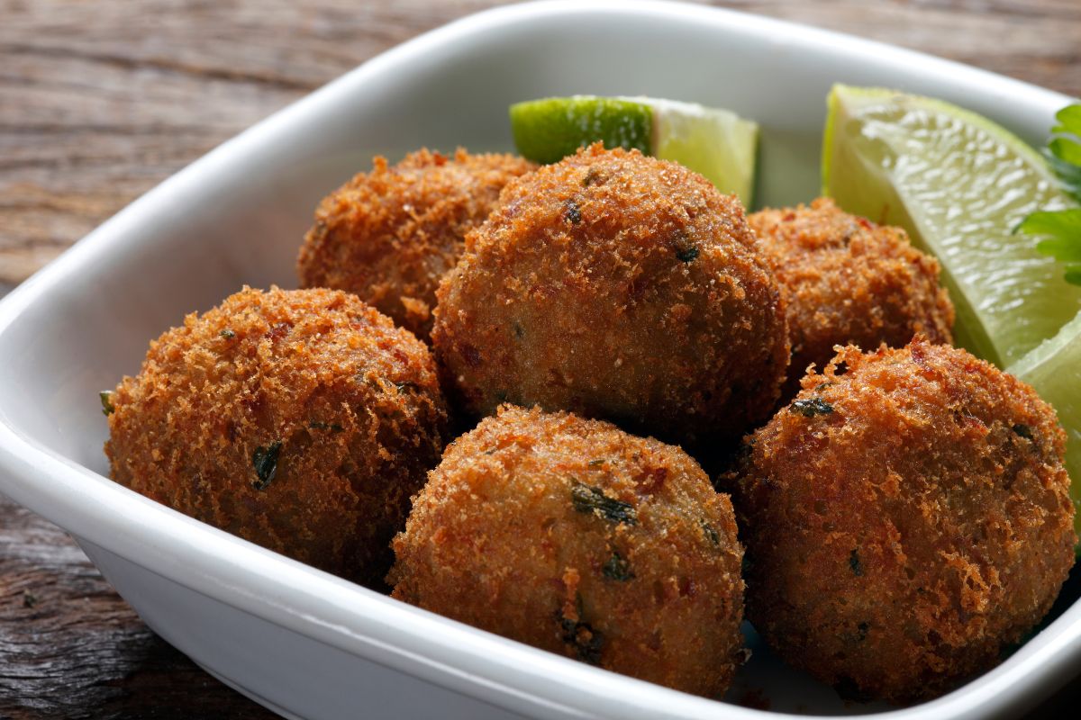Sempre que faço esse bolinho de peixe não sobra nenhum para depois (nem parece saudável) 1 Bolinho de peixe.