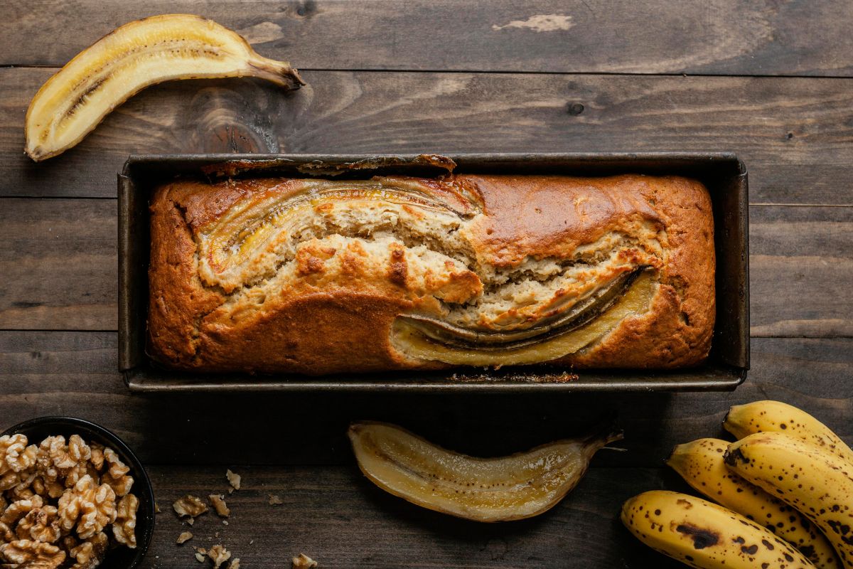Bolo de casca de banana: receita leve, fofinha e deliciosa 1 Bolo de casca de banana.