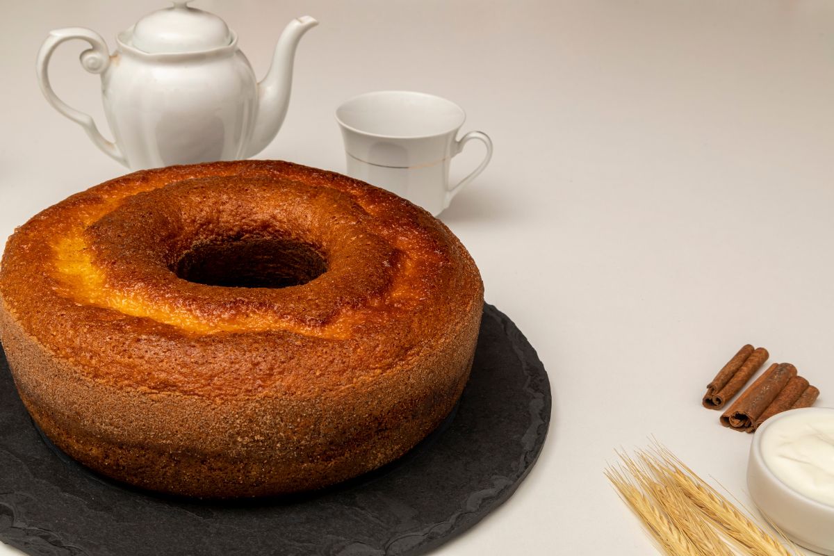 Bolo de iogurte com canela: perfeito para o café da manhã ou da tarde 1 bolo de iogurte com canela.