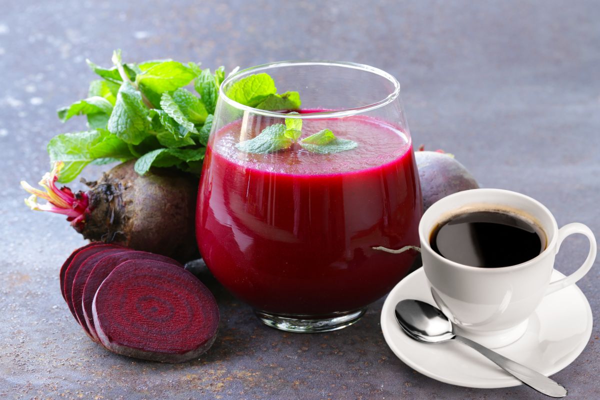 Café e suco de beterraba como pré-treino: combinação realmente eficaz? Estudo revela efeitos em exercícios intensos 1 Café e suco de beterraba pré-treino.