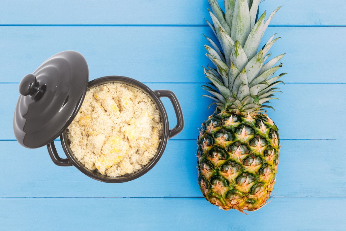 Farofa de abacaxi: acompanhamento perfeito para seu almoço de domingo 1 Farofa de abacaxi.