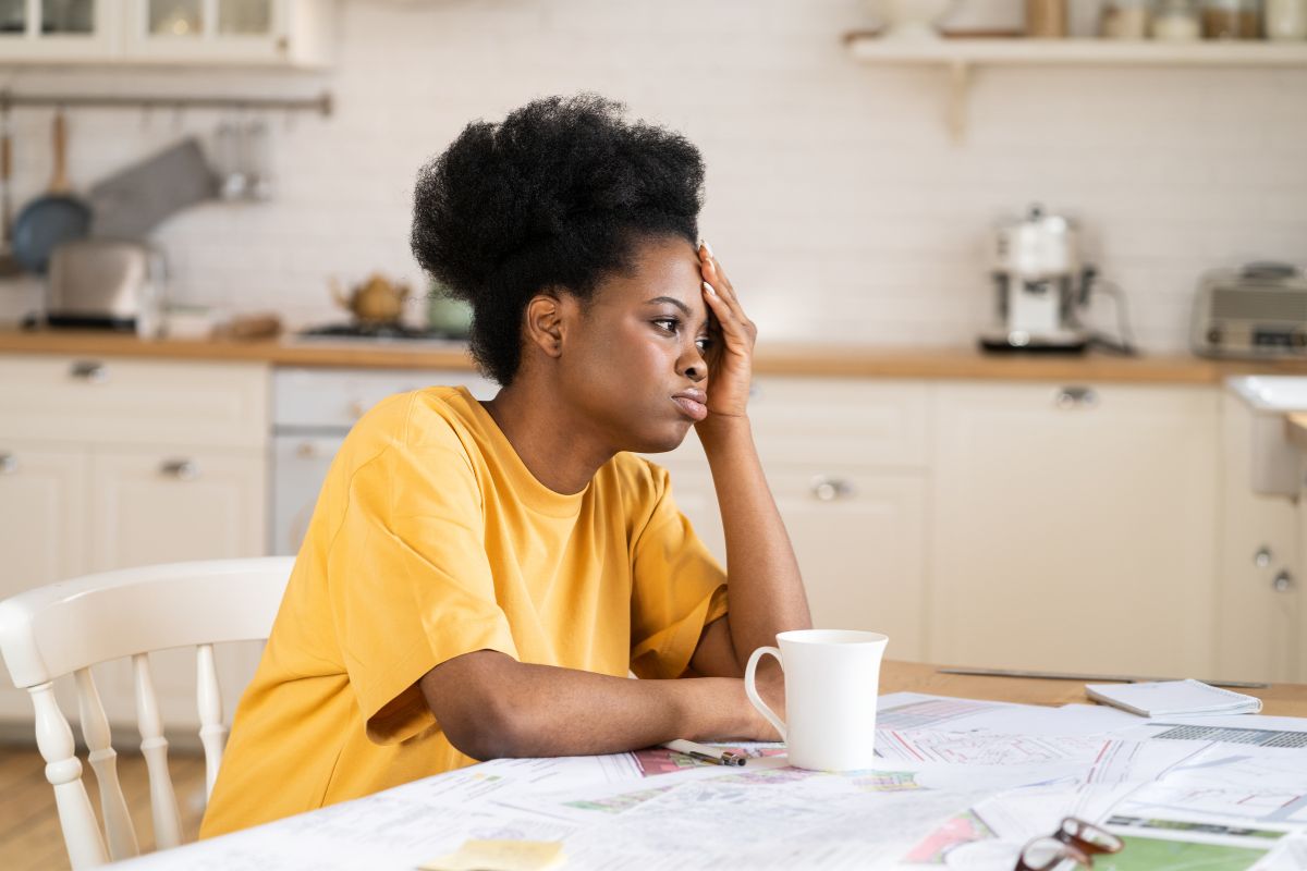 Por que a mulher se sente mais cansada na menopausa? A resposta pode estar no ciclo menstrual 1 Menopausa causa fraqueza no corpo.