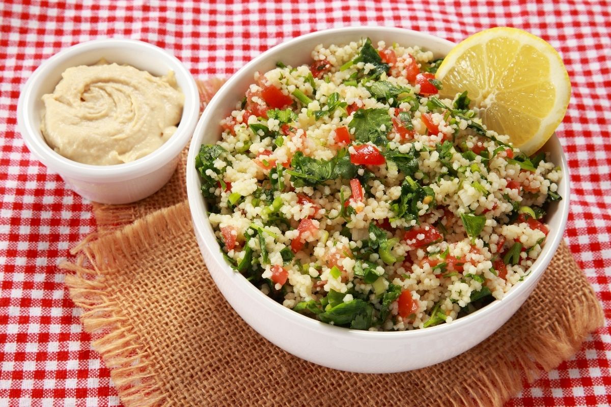 Salada de Tabule: aprenda a forma correta de preparar essa delícia árabe 1 salada de tabule.