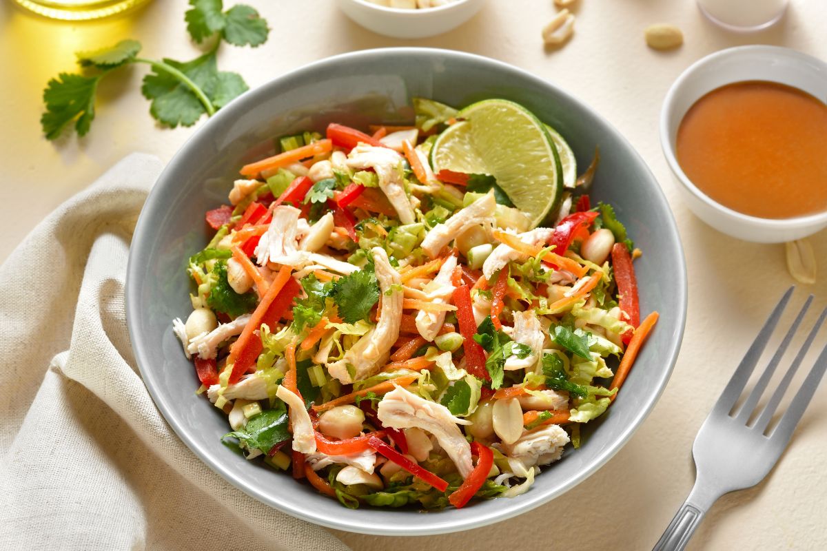 Salada fit com frango: aprenda uma versão leve e cheia de sabor que vai surpreender 1 Salada fit com frango.