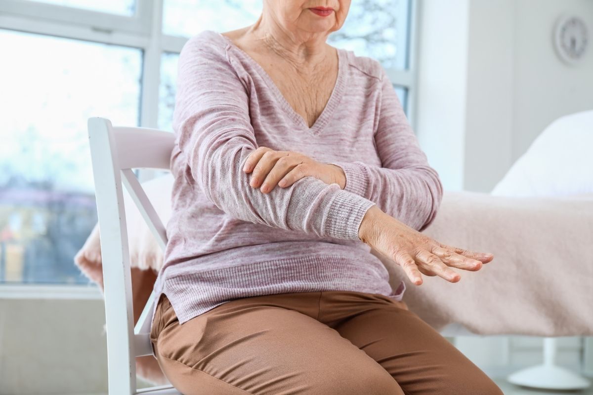 Você sabia que o tremor raramente aparece nos sintomas iniciais do Parkinson? Entenda 1 Sintomas iniciais do Parkinson.