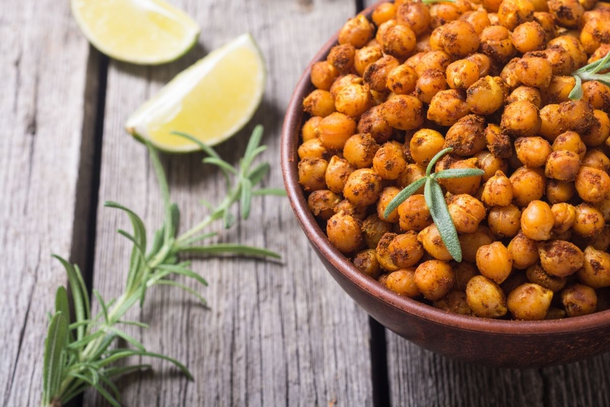 Snack de grão-de-bico na airfryer: crocante, saudável e fácil de fazer 1 snack de grão-de-bico.