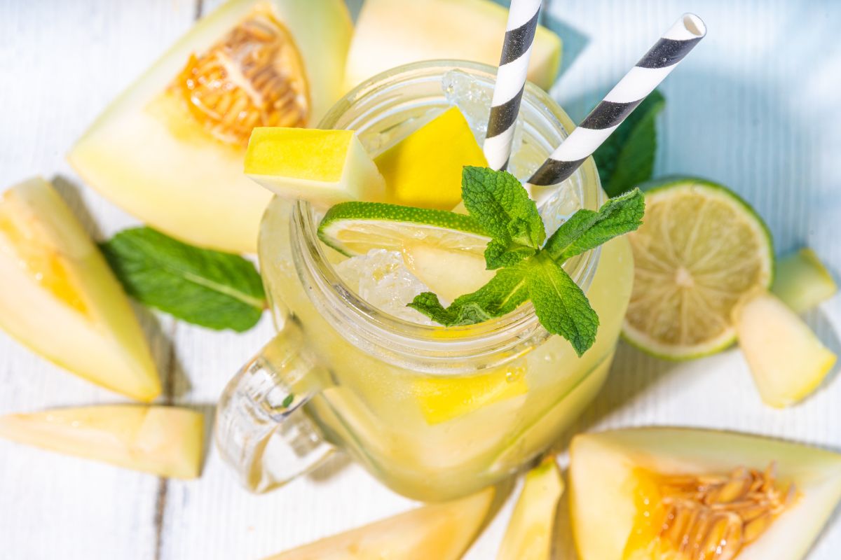Suco de melão com limão: leve, saboroso e refrescante 1 suco de melão com limão.