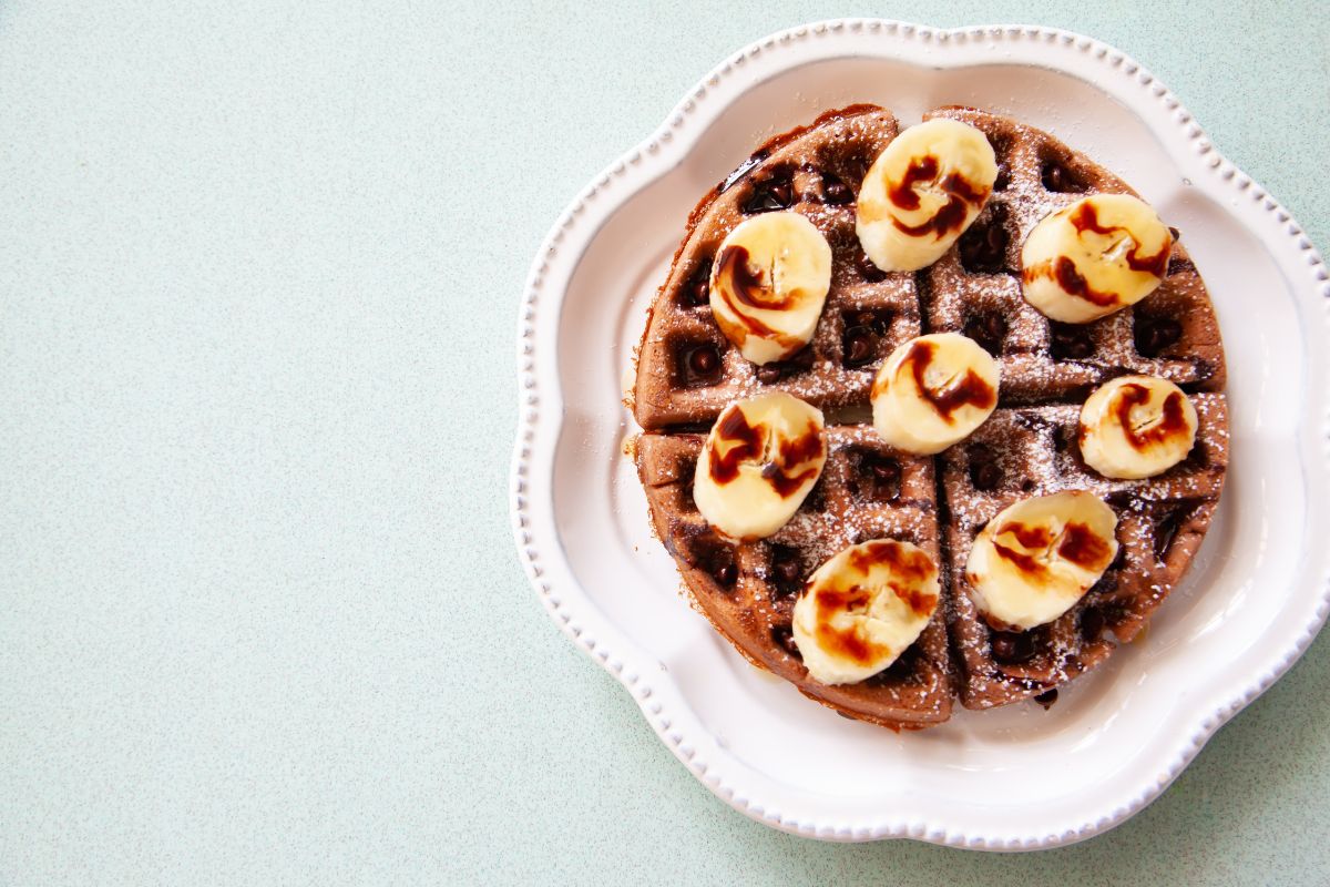 Waffle de banana saudável: opção prática e deliciosa para começar bem o dia 1 waffle de banana.