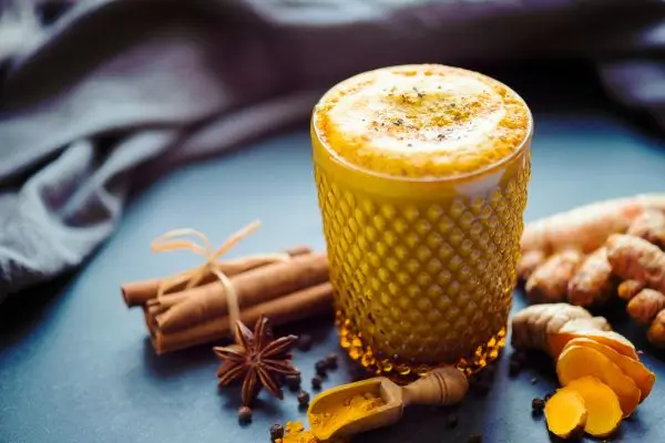 Golden chai cremoso: a bebida dourada que aquece, nutre e revigora – sem lactose e sem glúten! 2 Golden chai cremoso.