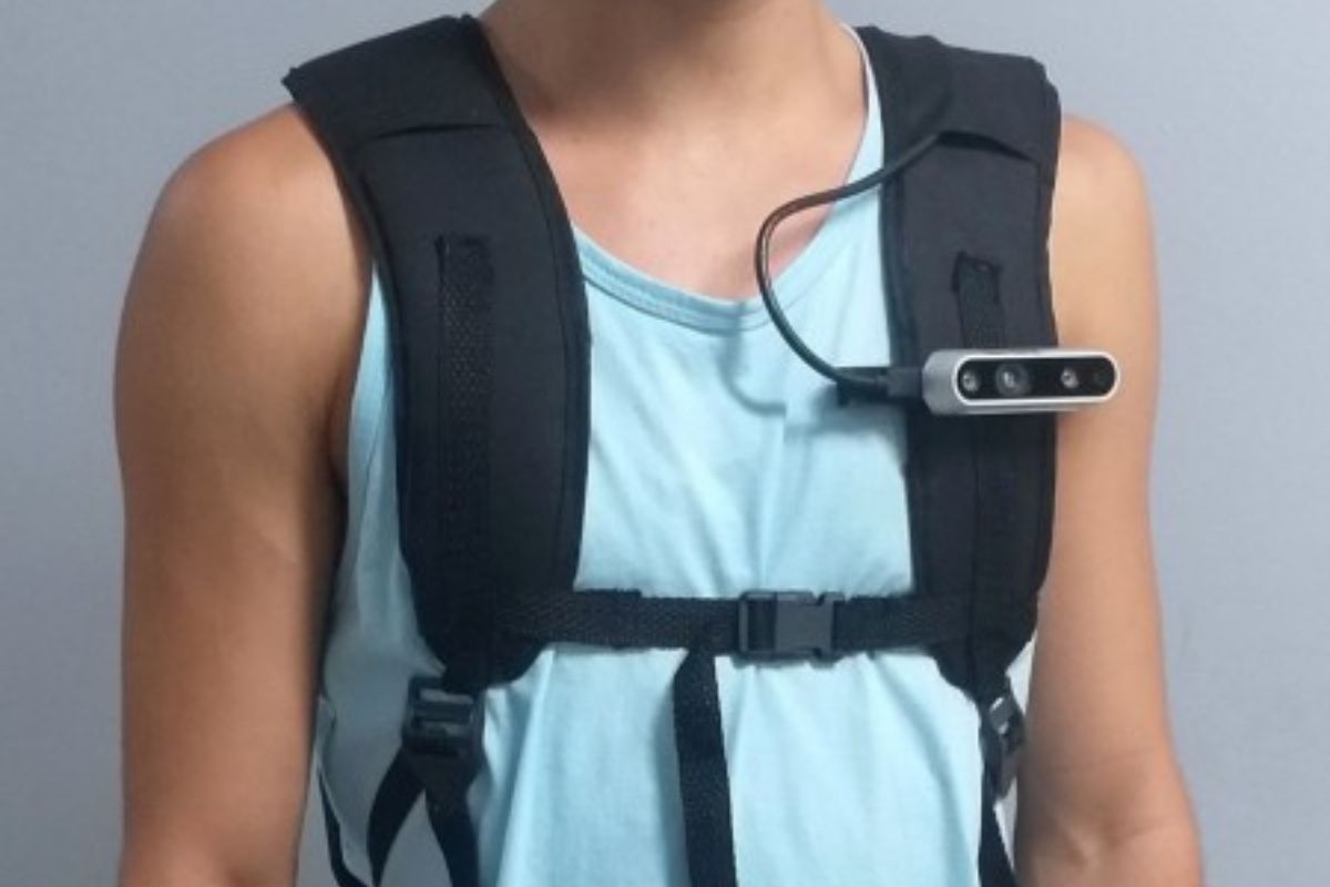 NavWear: dispositivo vestível amplia autonomia de pessoas com deficiência visual ao detectar obstáculos 1 NavWear.