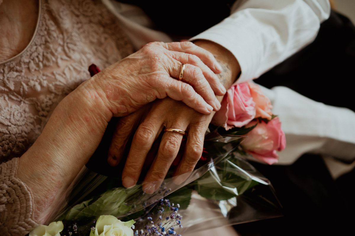 O que é demência? Estudo revela ligação surpreendente entre casamento e risco da doença 1 O que é demência.