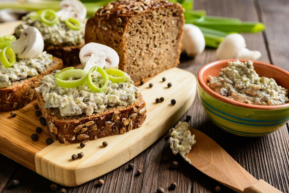 Patê de alho-poró com cream cheese: cremoso, saudável e irresistível 1 patê de alho-poró com cream cheese.