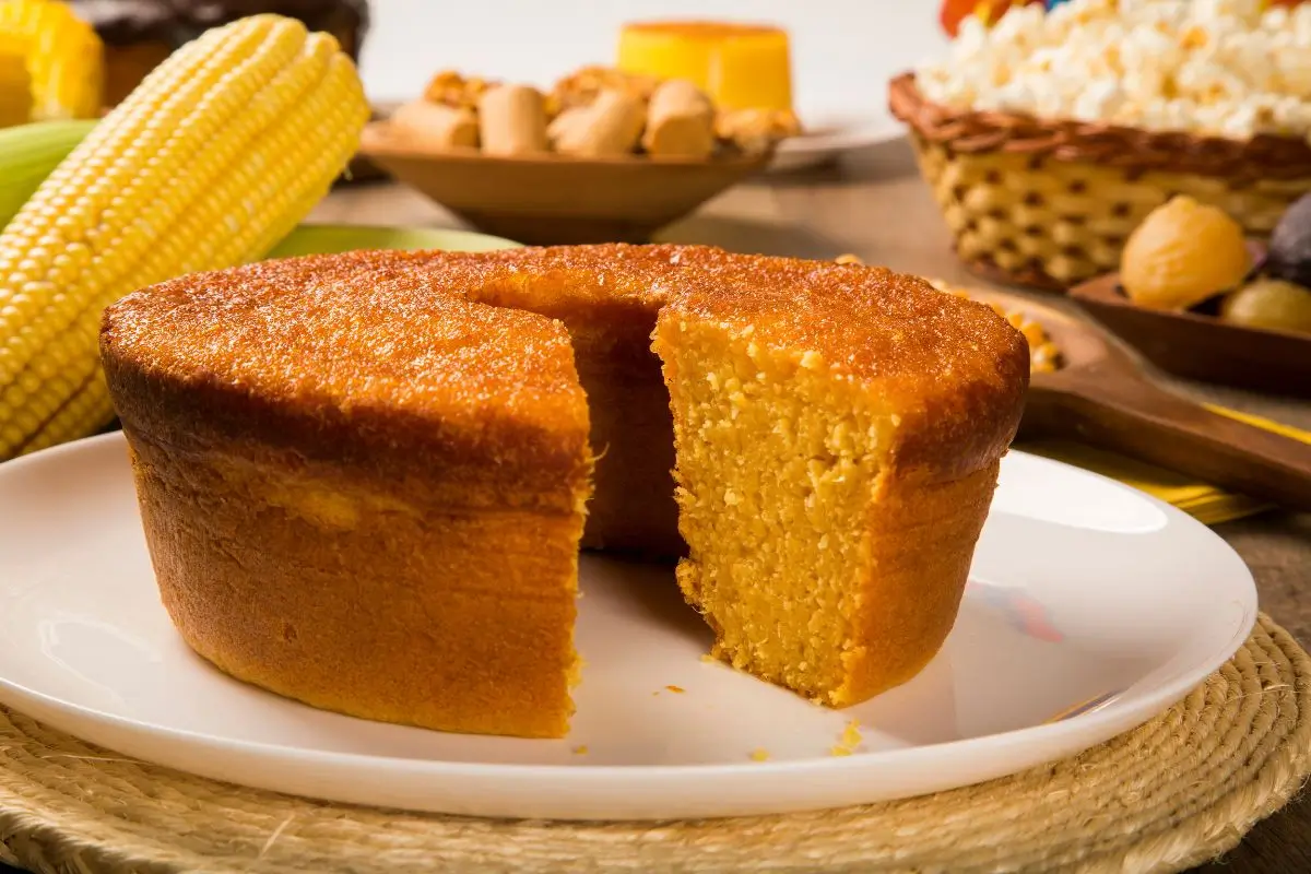 Esse bolo de milho sem glúten e sem lactose e rende 8 porções deliciosas 1 Bolo de milho sem glúten e sem lactose.