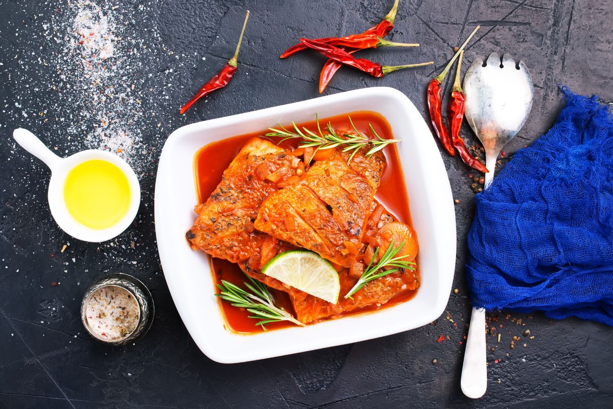 Peixe ao molho de tomate: opção leve e cheia de sabor 1 Peixe ao molho de tomate.