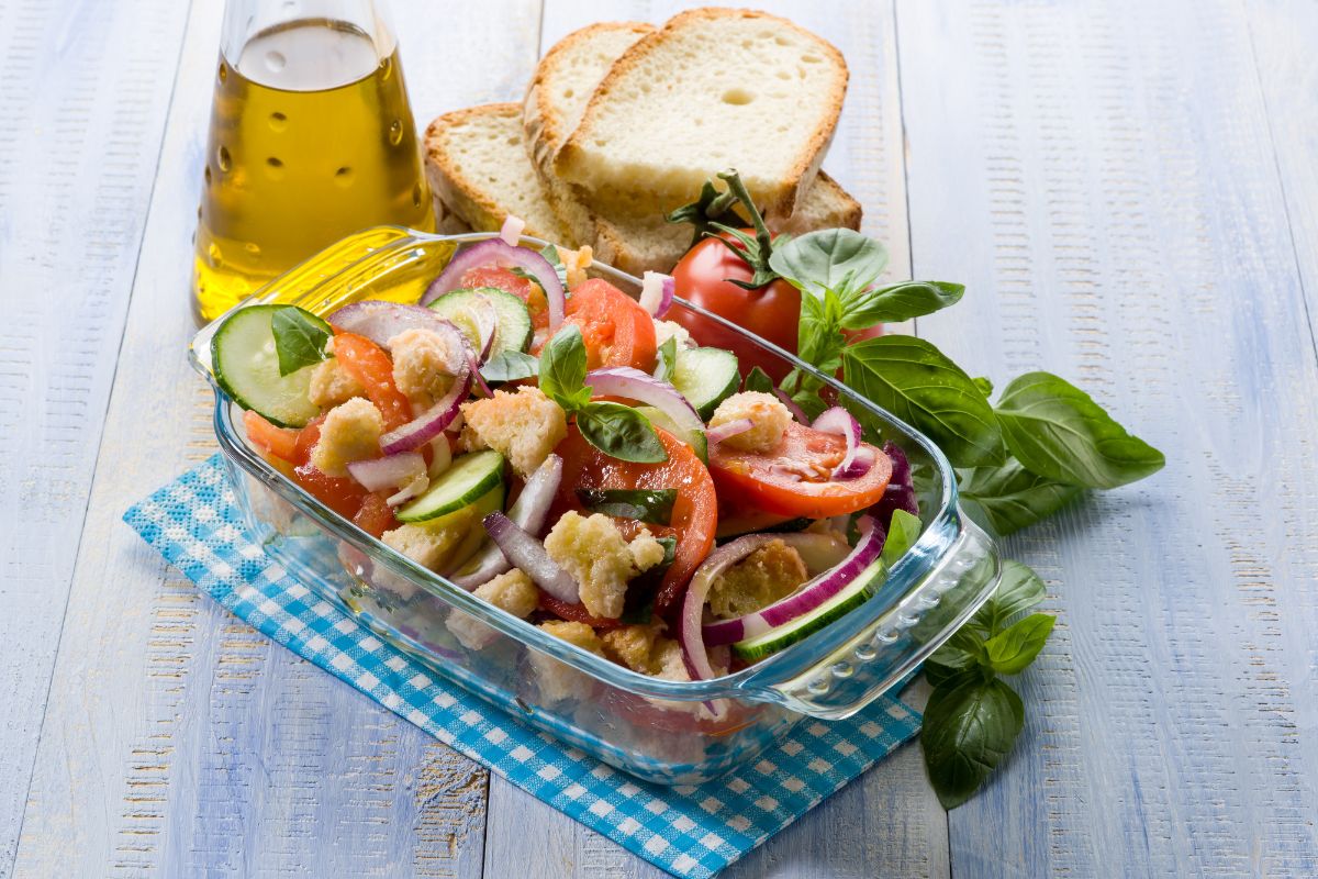 Salada Panzanella: receita que impressiona pelo sabor e praticidade 1 Salada panzanella.