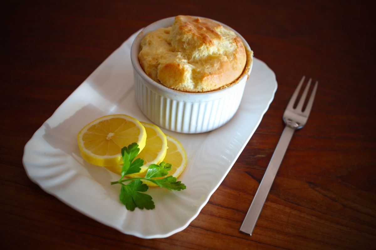 Que tal um suflê de bacalhau light que derrete na boca e fica perfeito? Veja a receita 1 suflê de bacalhau.