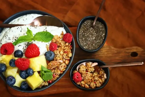 Chia faz mal para o coração? Descubra a verdade sobre essa semente poderosa 2 sementes de chia em uma salada de frutas.