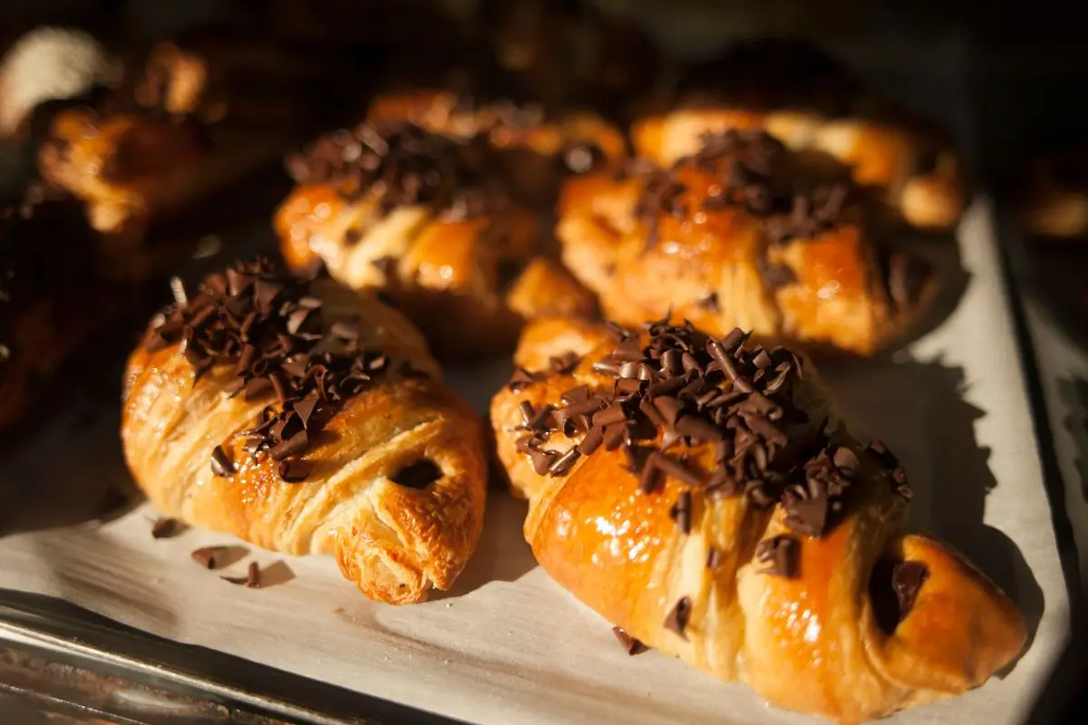Croissant de chocolate saudável e nutritivo para seu café da manhã 1 Croissant de chocolate.