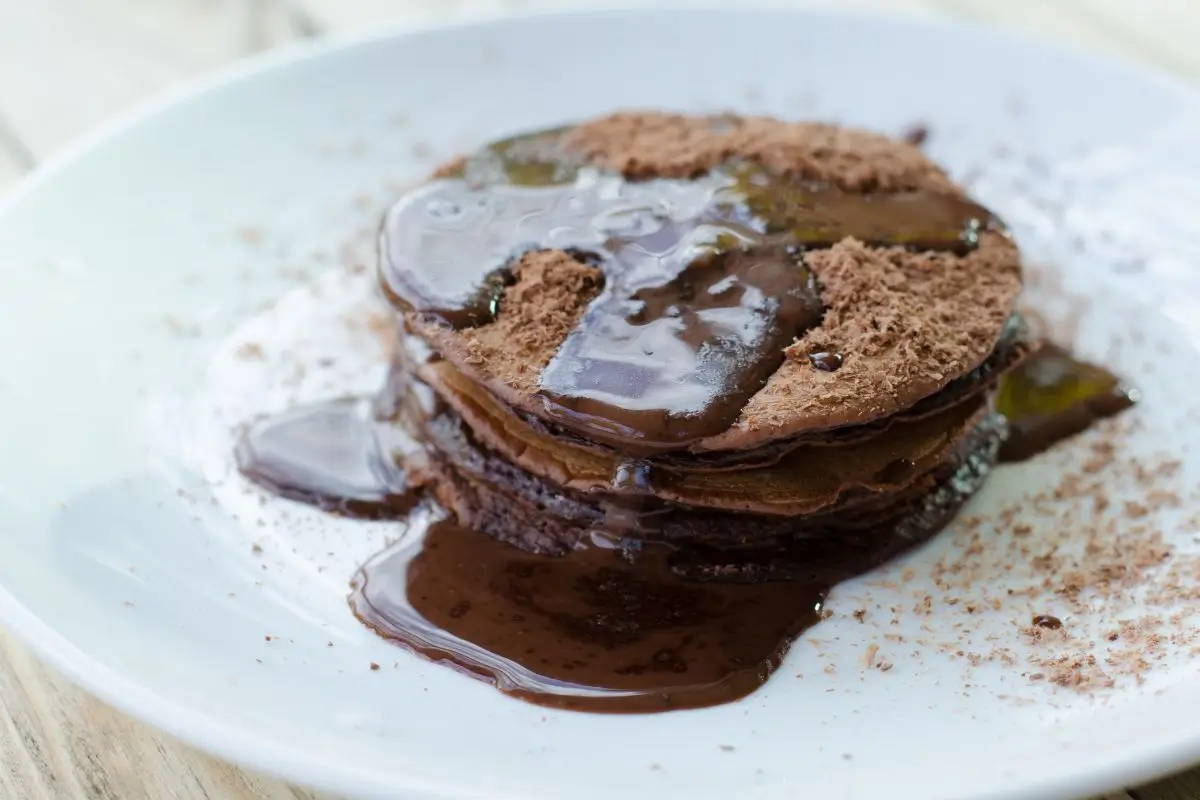 Panqueca de whey de chocolate: receita fitness e deliciosa para o café da manhã 1 panqueca de whey.