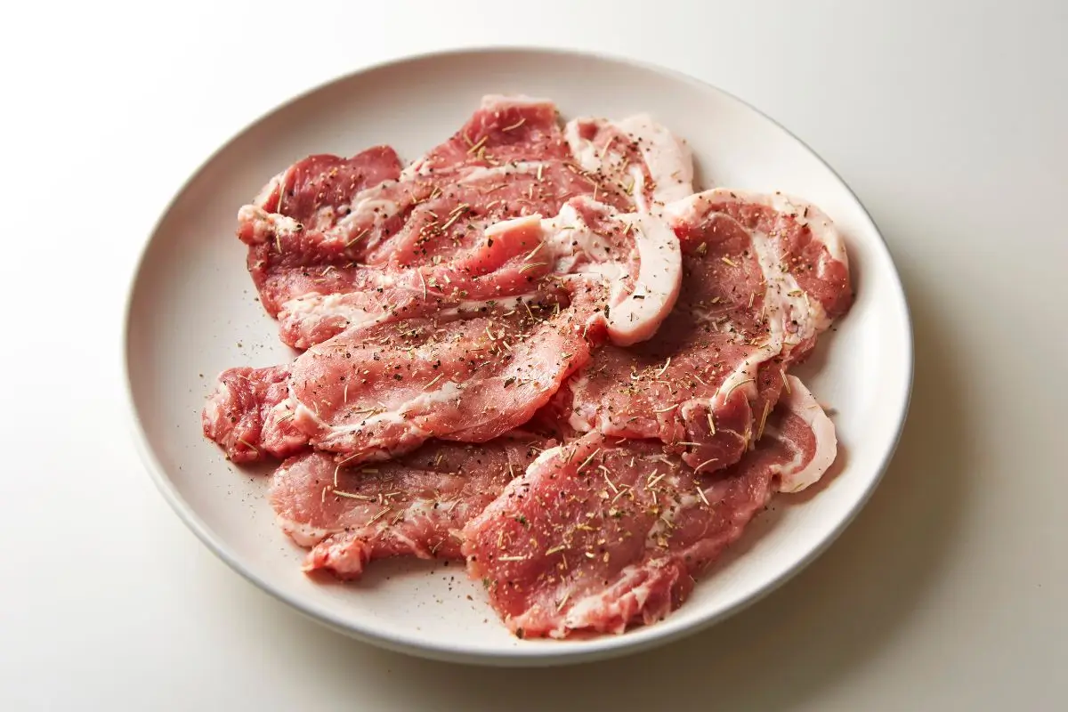 Pode congelar carne temperada? Descubra se essa prática é segura e vantajosa 1 Carne crua temperada.