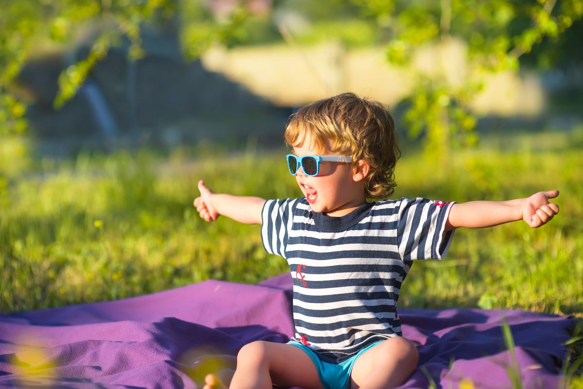 Baixos níveis de vitamina D na infância podem prejudicar a saúde do coração na vida adulta 1 criança tomando sol.