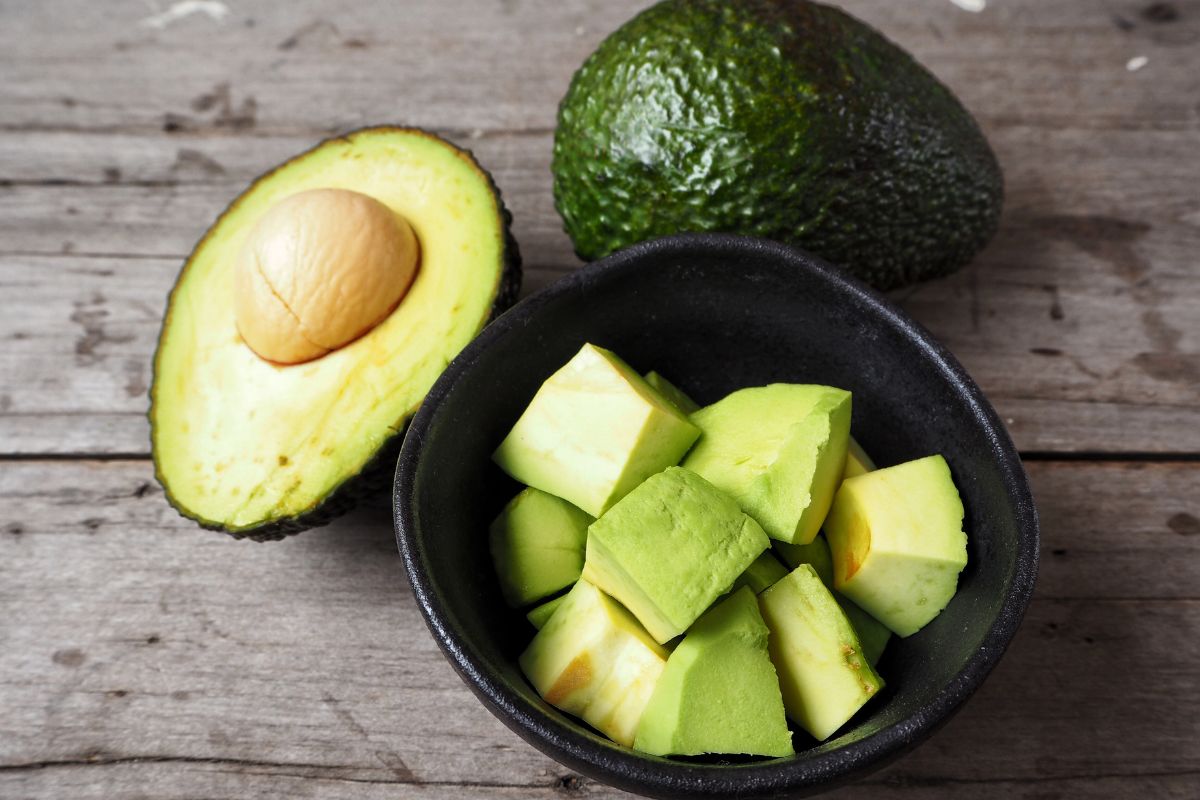 Esta é a fruta que pode melhorar o seu sono e ainda proteger o coração 1 Abacate.