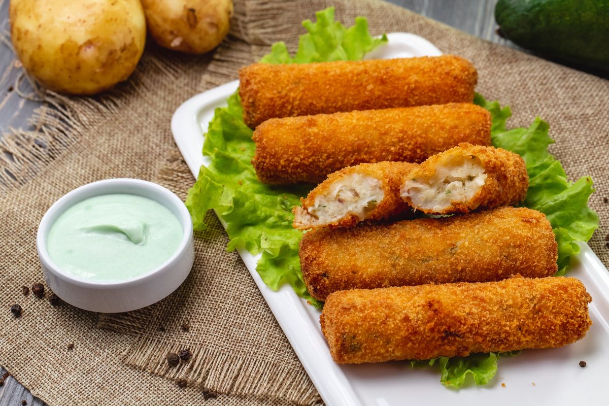 Bolinho caipira com frango saudável: receita crocante, saborosa e que faz bem 1 Bolinho caipira com frango.